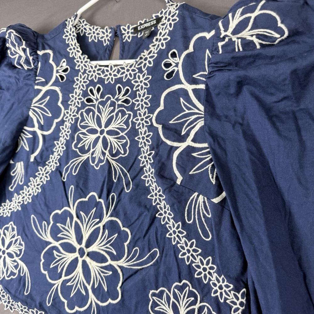 Express Blue White Floral Embroidered Puff Sleeve Button Blouse M Round Neck